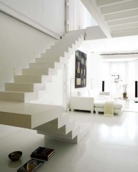 Białe nowoczesne schody bez poręczy