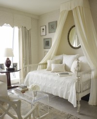 Białe romantyczne łóżko