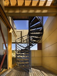 Czarne metalowe schody spiralne