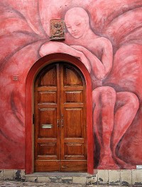 Drzwi i malowane ściany