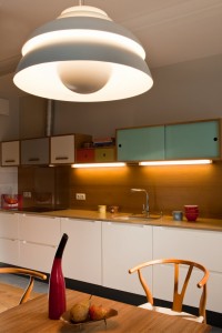 Duża biała lampa w kuchni