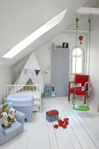 Jasny biały pokój dla dziecka i kolorowe elementy
