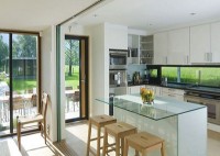 Kuchnia szkło drewno biel  minimalistyczny piękny design