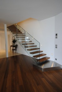 Minimalistyczne schody drewno i szkło