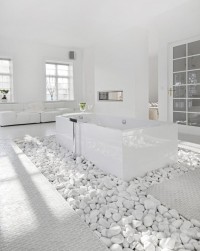 Piękna biała łazienka z dekoracyjnymi kamieniami