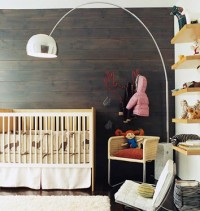 Pokoik niemowlaka z panelami na ścianie