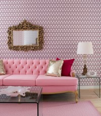 Różowa tapeta różowa kanapa