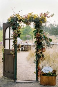 Stare drzwi wykorzystane na weselu