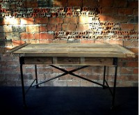 Stół ze starego drewna na metalowym stelażu