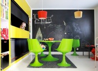 Zielone krzesła i stolik w pokoju dziecięcym