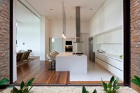 biała kuchnia  nowoczesny stalowy wyciąg kuchenny okno przesuwne