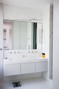 biała marmurowa łazienka