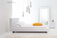 biała minimalistyczna sypialnia