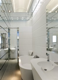biała podłużna łazienka