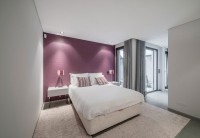 biała sypialnia liliowa ściana
