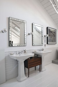 biała łazienka duże lustra