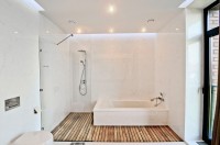 biała łazienka z drewnianymi klepkami