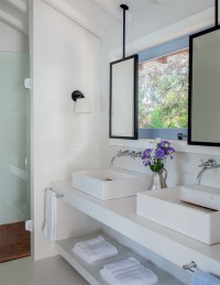 biała łazienka z małym oknem