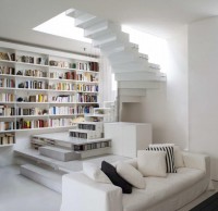 białe schody połączone z domową biblioteką