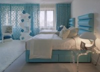 biało błękitna sypialnia