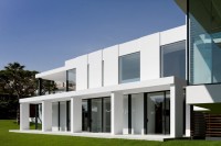 biały nowoczesny dom