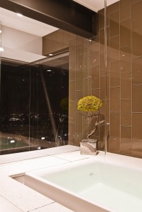 brązowa łazienka łazienka z oknem