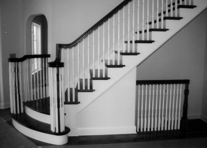 czarno białe schody