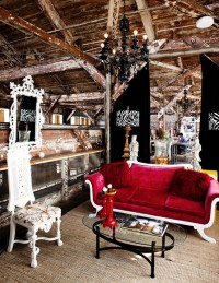 czerwona sofa w pokoju oryginalne wnętrze