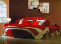 czerwone okrągłe łóżko