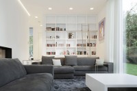 domowa biblioteka białe meble i szare sofy