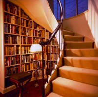 domowa biblioteka pod schodami