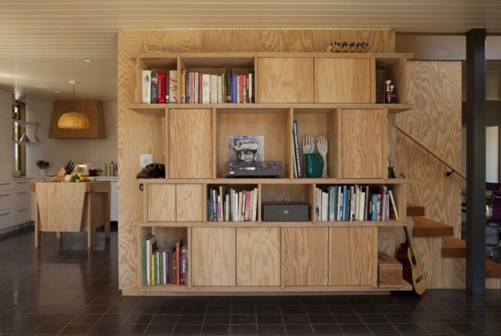 domowa biblioteka półka z jasnego drewna