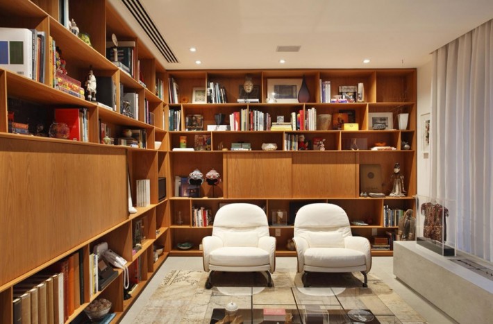 domowa biblioteka z dwoma fotelami