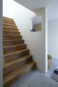 drewniane schody długie stopnie