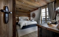 drewniany dom w górach  sypialnia z dużym łóżkiem