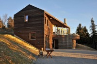 duży nowoczesny drewniany dom