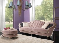 elegancka jasno różowa sofa
