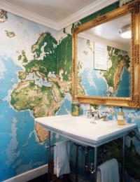 geograficzna łazienka mapy na ścianie
