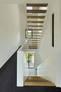 jasno drewniane nowoczesne schody