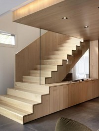 jasno drewniane schody