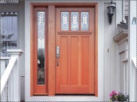 klasyczne drewniane drzwi wejściowe z jednym bocznym rozszerzeniem
