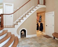 klasyczne schody buda dla psa pod schodami