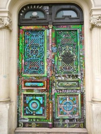 kolorowe masywne drzwi