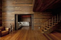wszystko w drewnie: ściany, sufit i podłoga, drewniane schody