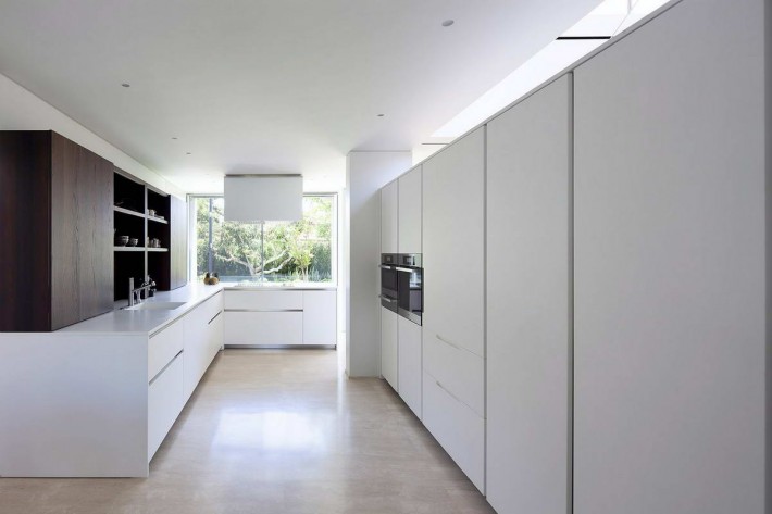 biała minimalistyczna kuchnia