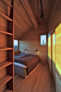 mała sypialnia cała z drewna