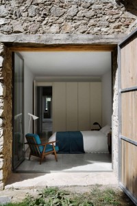 mała sypialnia z nietypową otwieraną ścianą