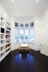 minimalistyczny pokój dla dziecka okno półokrągłe