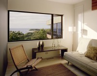 minimalistyczny pokój z prostokątnym oknem