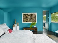 niebieska sypialnia morski kolor na ścianach